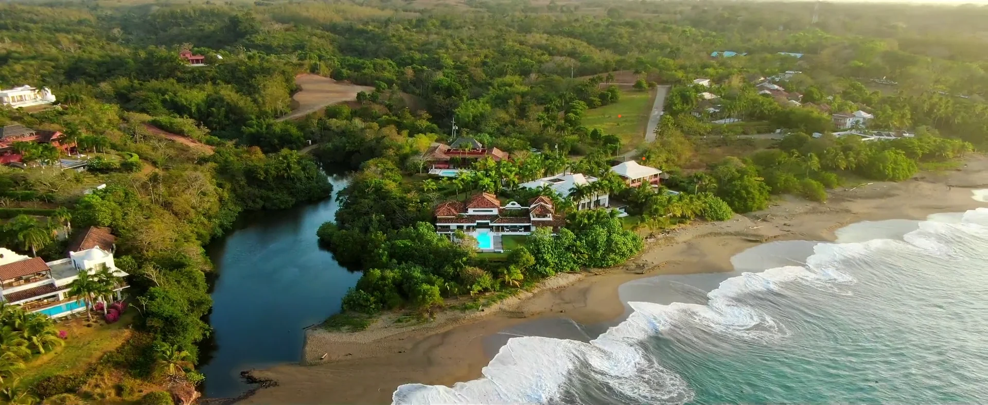 Vue a&eacute;rienne de Playa Destiladeros montrant la position des quatre lots titr&eacute;s au-dessus de l&rsquo;acc&egrave;s public &agrave; la plage.