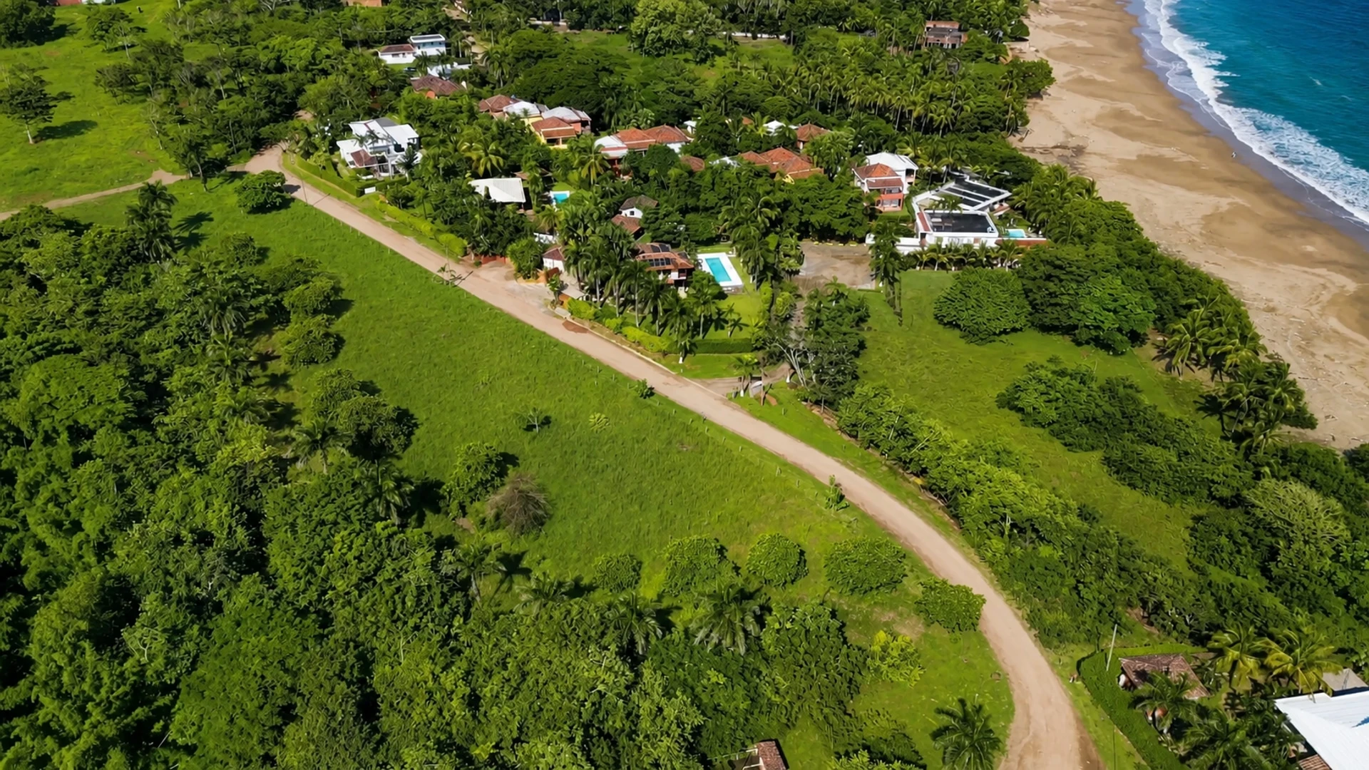 Neighbouring villas and properties around the lots at Playa Destiladeros