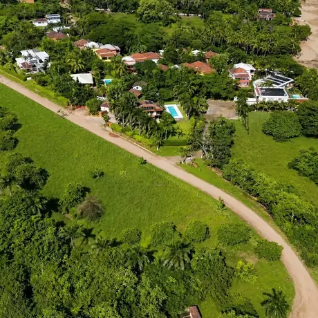 Neighbouring villas around the lots, with the beach beyond
