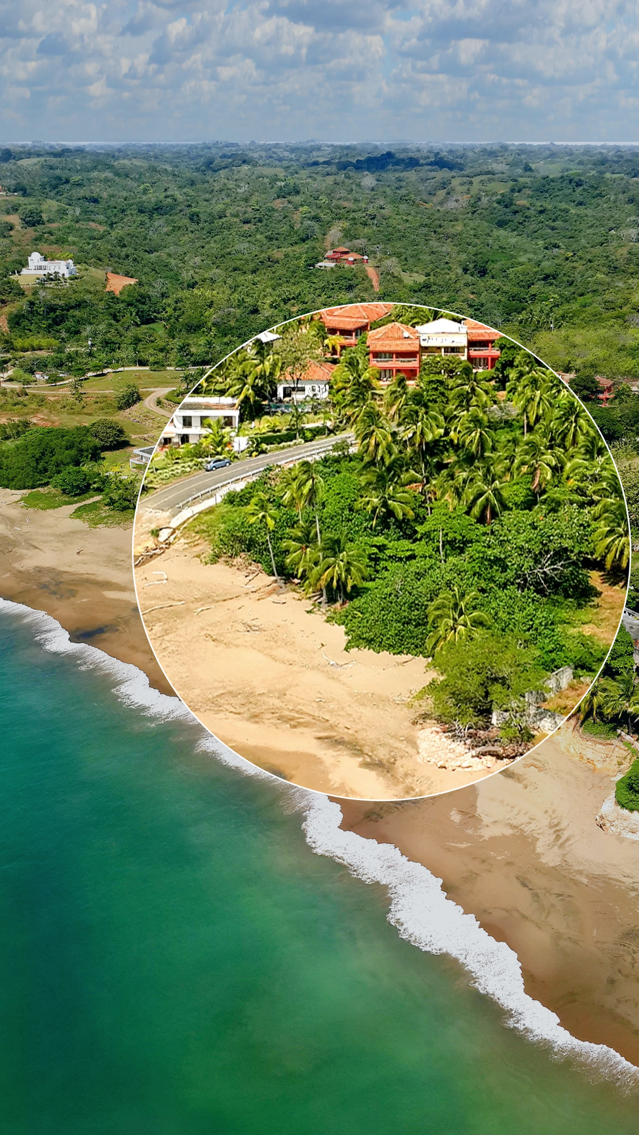Vista a&eacute;rea ampliada de la costa de Playa Destiladeros, Pedas&iacute;, Panam&aacute;, con el entorno del terreno frente al mar
