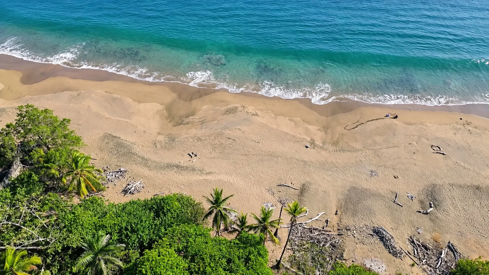 Arena y mar frente a un terreno en la playa, Pedasí, Panamá