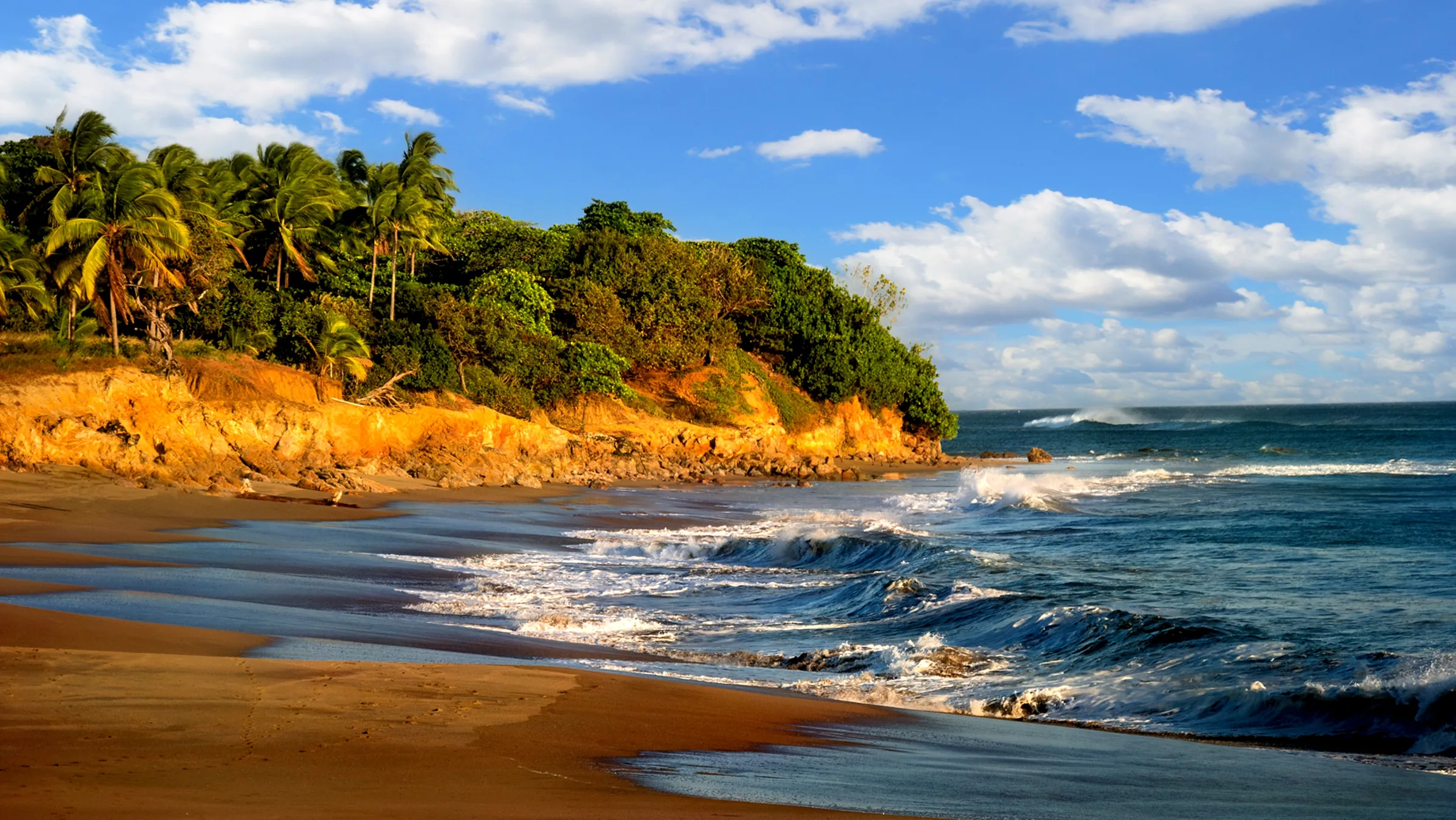 Acantilado y oleaje al atardecer en Playa Destiladeros, Pedasí