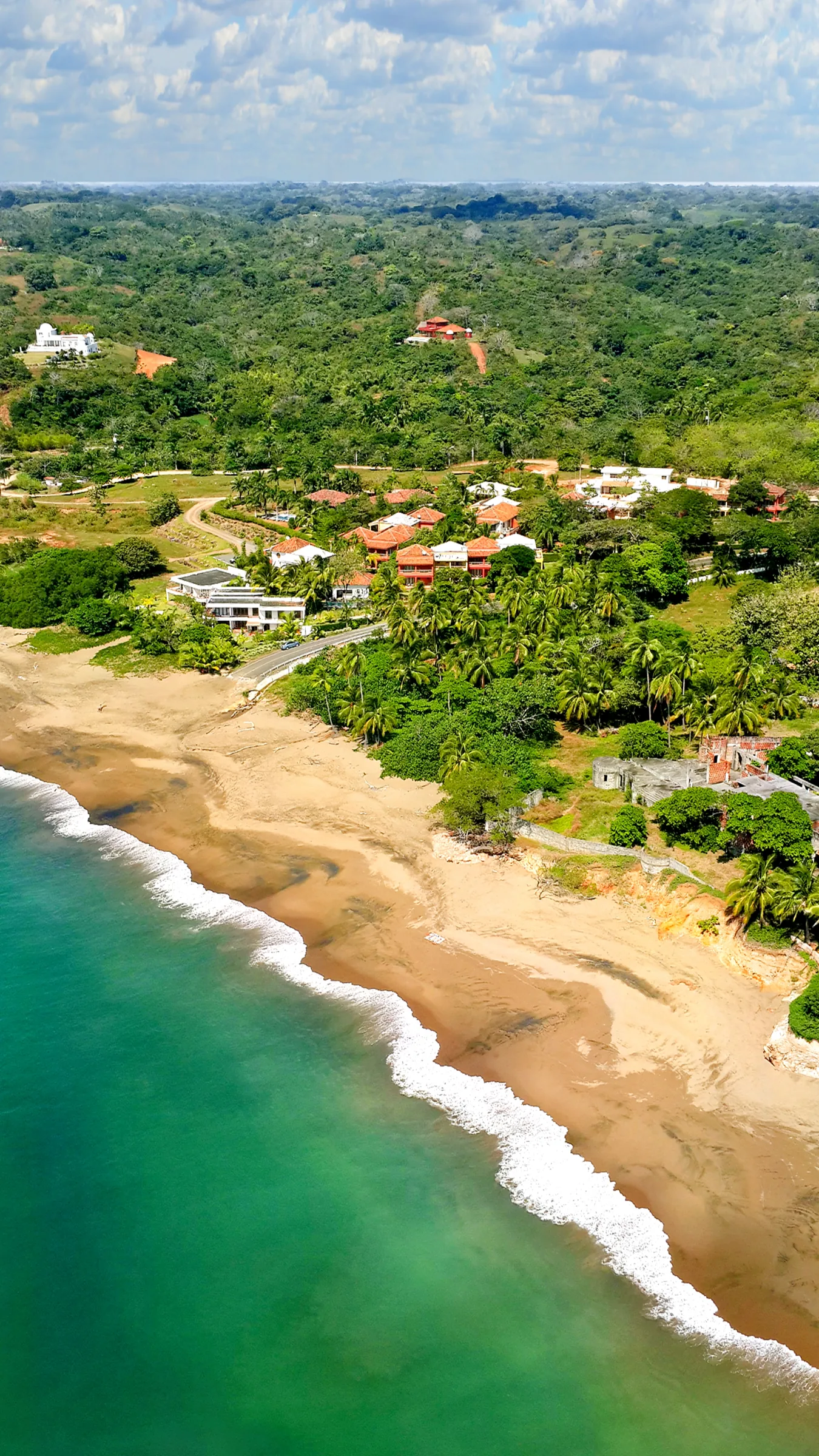 Costa de Playa Destiladeros desde el aire, península de Azuero, Panamá