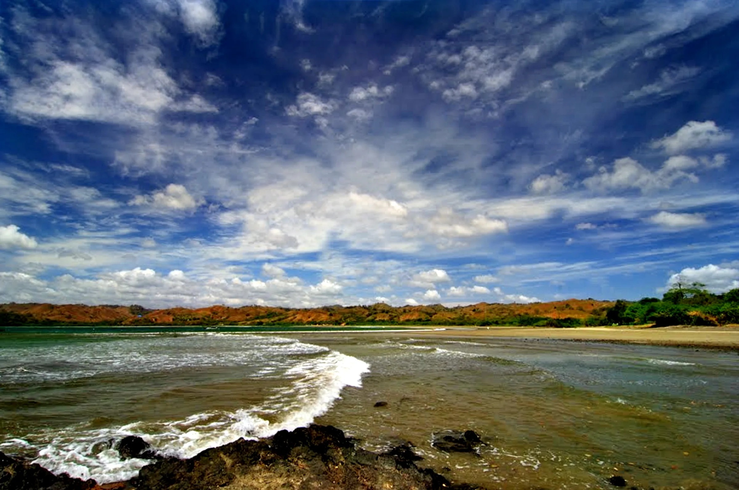 Orilla rocosa y cielo abierto en Playa Destiladeros, Pedasí, Panamá