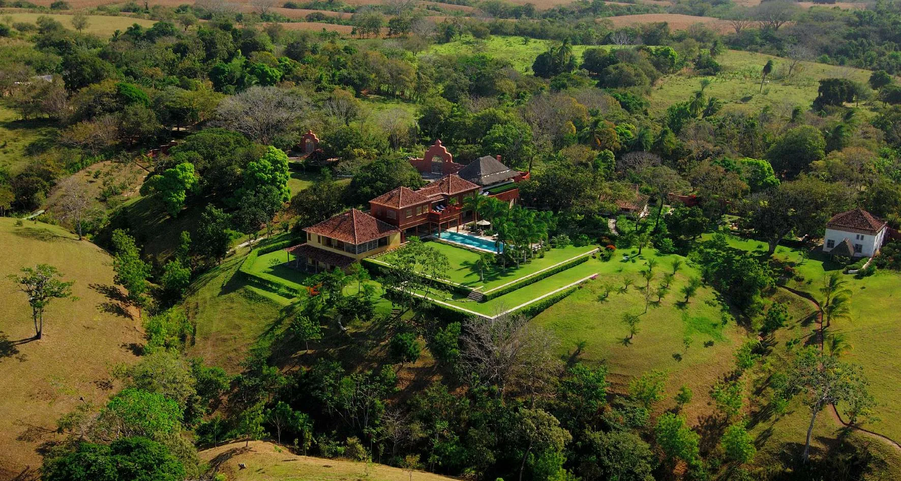 Villa Camilla from the air: the house, the pool and the meadows around it